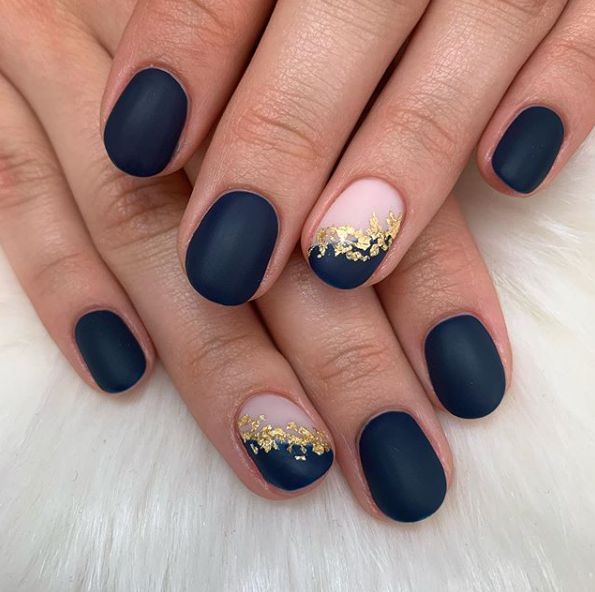 17 Stunning Short Gold New Year's Nail Ideas for 2024
