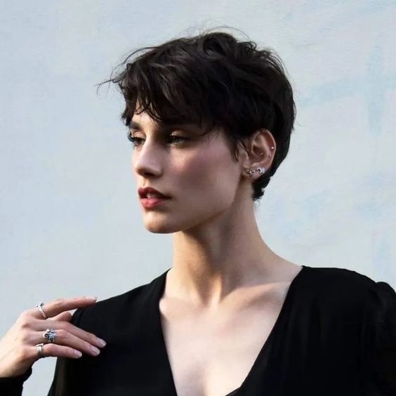 Women's Messy Haircuts: 17 Chic and Effortless Styles for 2024