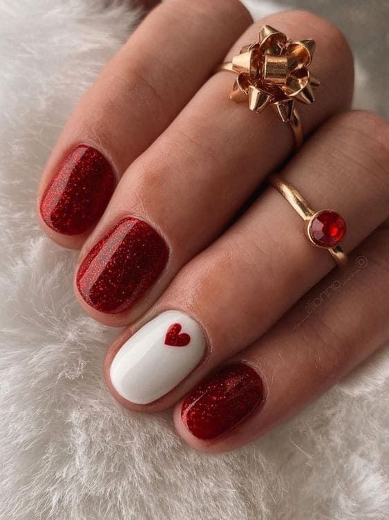 Round Christmas Nails 2023: 15 Trendy Ideas to Make Your Holidays Merry