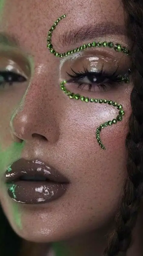19 Gorgeous Green Christmas Makeup Ideas for 2023