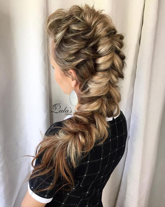 19 Gorgeous Christmas Hairstyle Ideas for Curly Hair in 2023