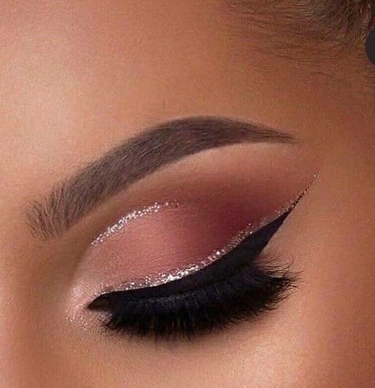 19 Glamorous New Year's Makeup Ideas to Shine in 2024