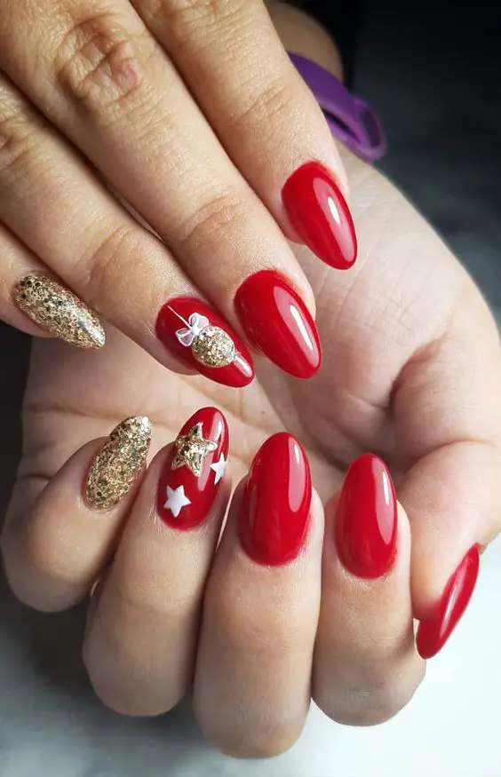 15 Striking Red Christmas Nail Ideas for 2023