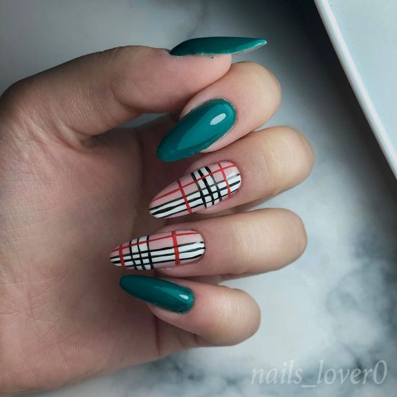 Almond Christmas Nails 2023: 15 Festive Ideas for Your Holiday Look