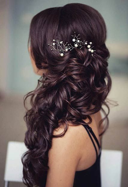 19 Gorgeous Christmas Hairstyle Ideas for Curly Hair in 2023