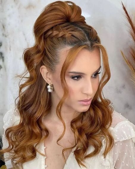 Half Up Hairstyles 2024: Merging Elegance with Playfulness