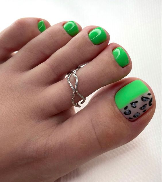 Stepping into Style: The Trendiest Toe Nail Colors and Designs for 2024
