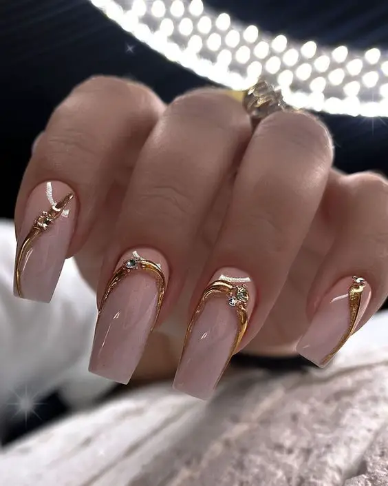 Square Nails Take Center Stage in Spring 2024