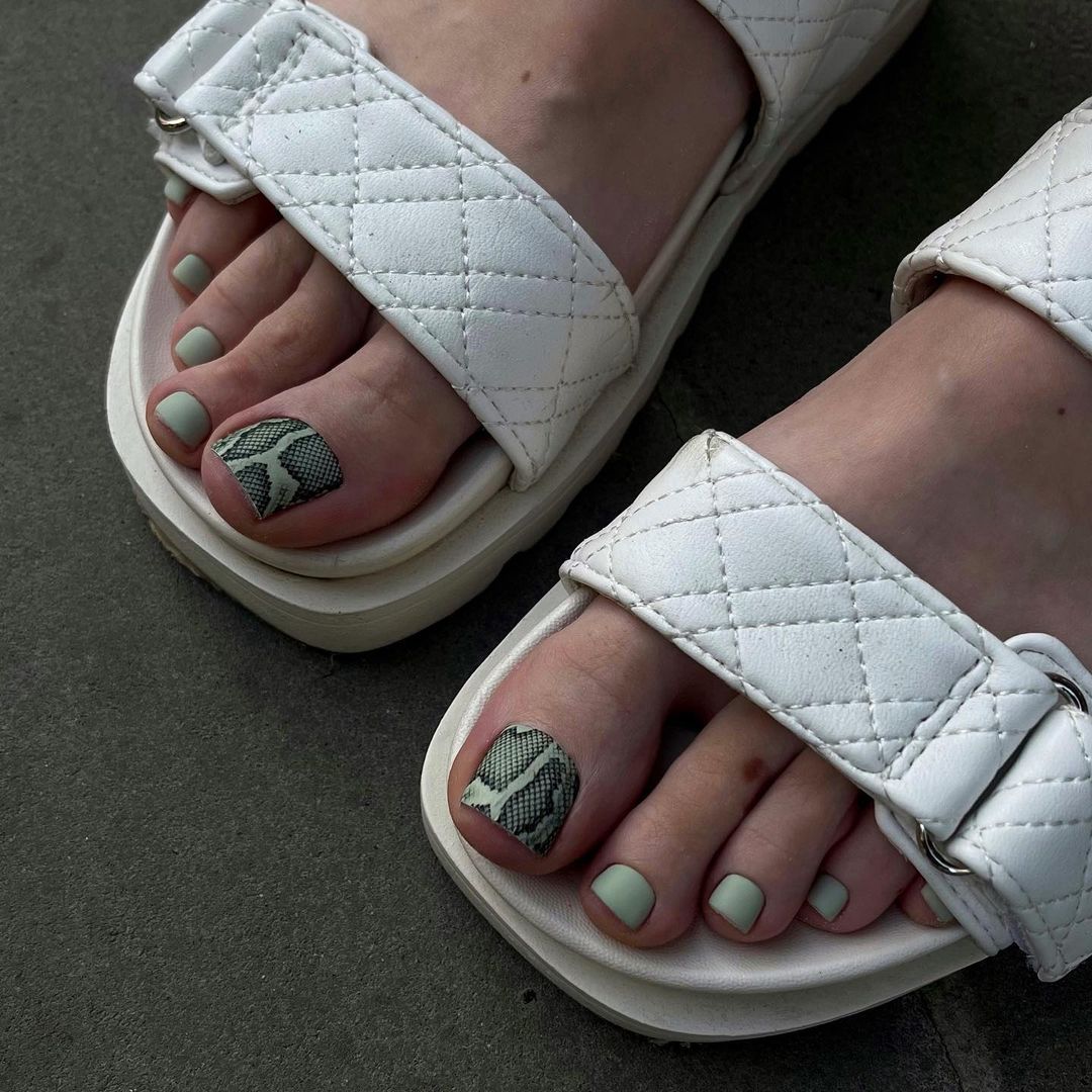 Step into Summer with Style: 27 Pedicure Colors Perfect for Sunny Days