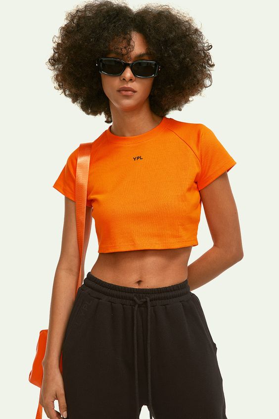 29 Trendy Crop Top Outfit Ideas: Flaunt Your Fashion with Chic Crop Top Looks!