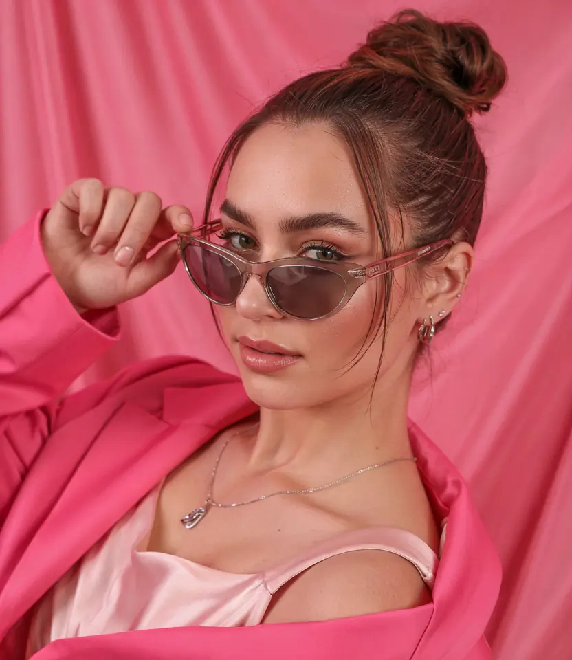 Vacation Hairstyles for Summer 2025: Chic Inspiration Slick & Chic Top Knot