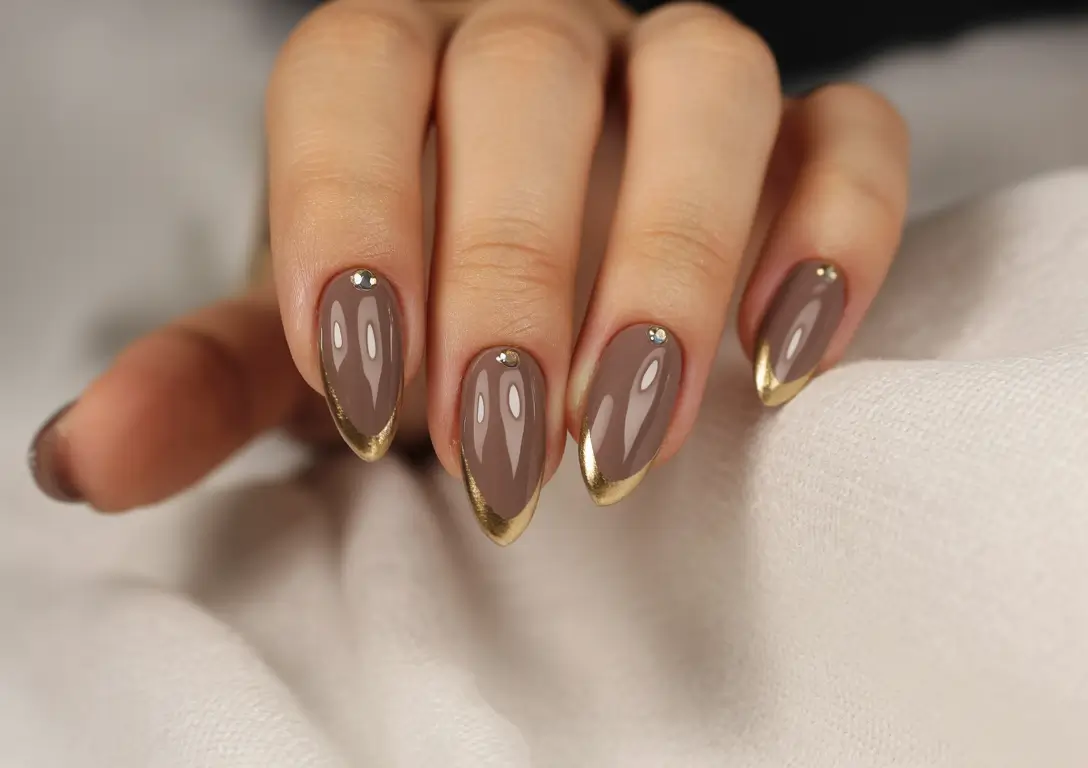 minimalist-fall-nails-2025-Mocha-Tones-with-Golden-French-Tips
