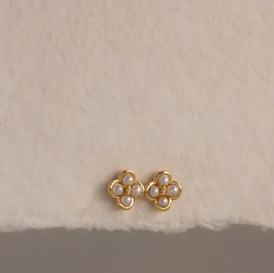 accessory Caitlyn Minimalist 18K Gold Pearl Flower Stud Earrings Caitlyn Minimalist $32