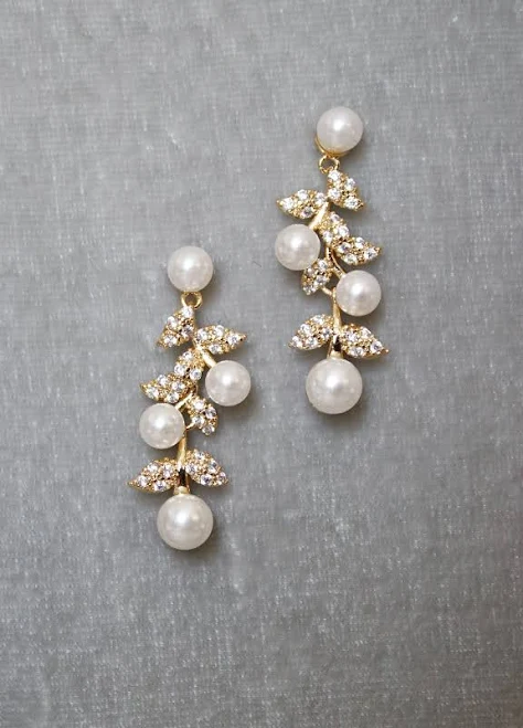 accessory Eden Luxe Bridal Etta Pearl Drop Earrings edenluxebridal.com $178
