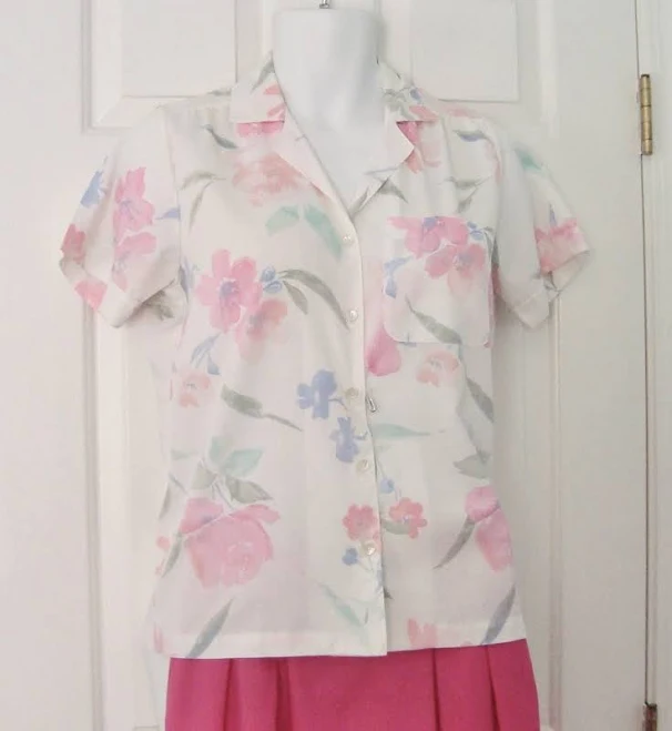 top Vintage Women's ALFRED DUNNER Pastel Floral Print, Short Sleeve Blouse Size 8 - Made in USA - Looks Like Never Worn Etsy - Seller $29.99