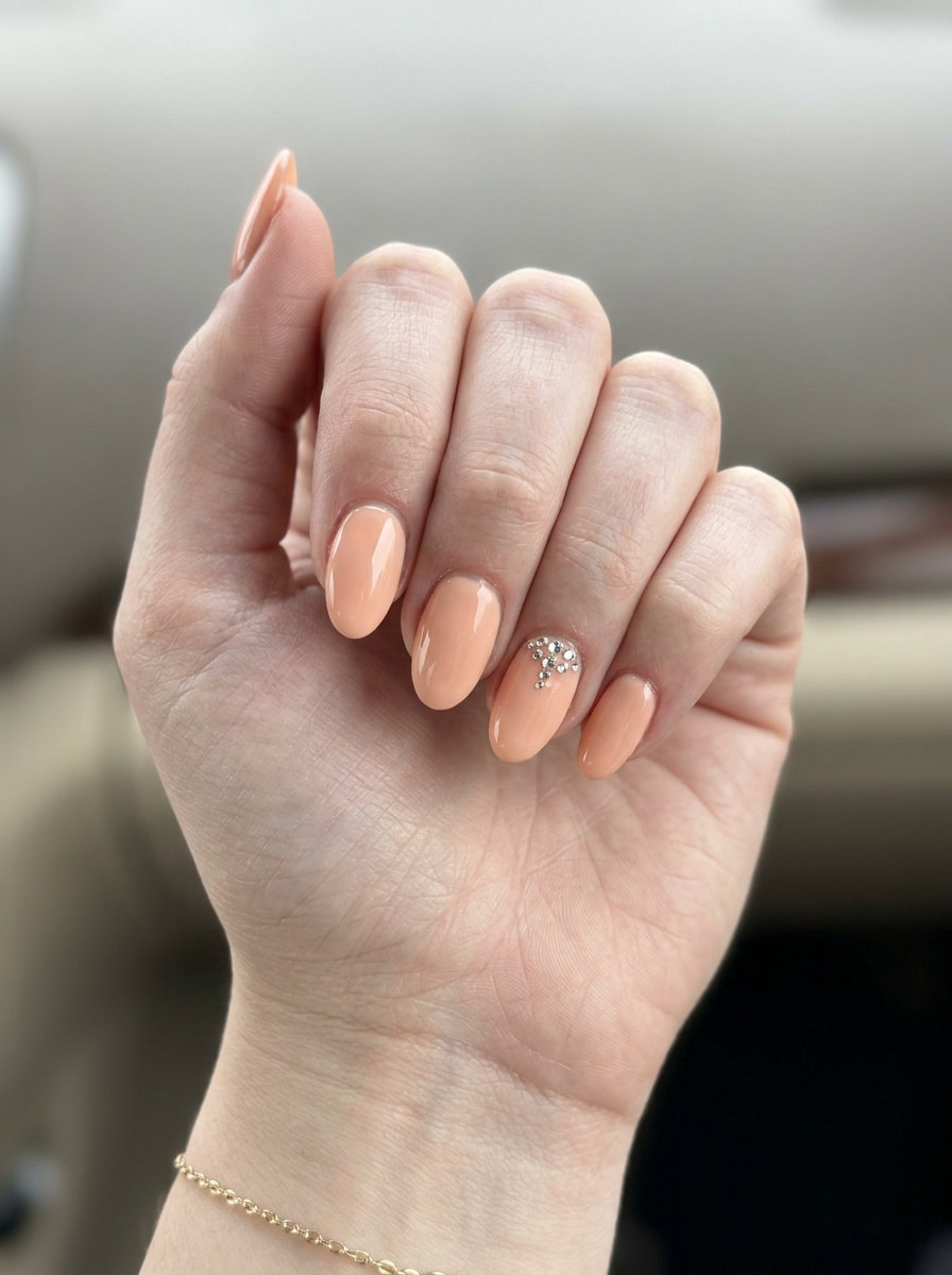Peach Fuzz Rhinestone Accent Nails 2026 Peach fuzz rhinestone accent nails for summer 2026, ideal for weddings and date nights. Romantic and glamorous.