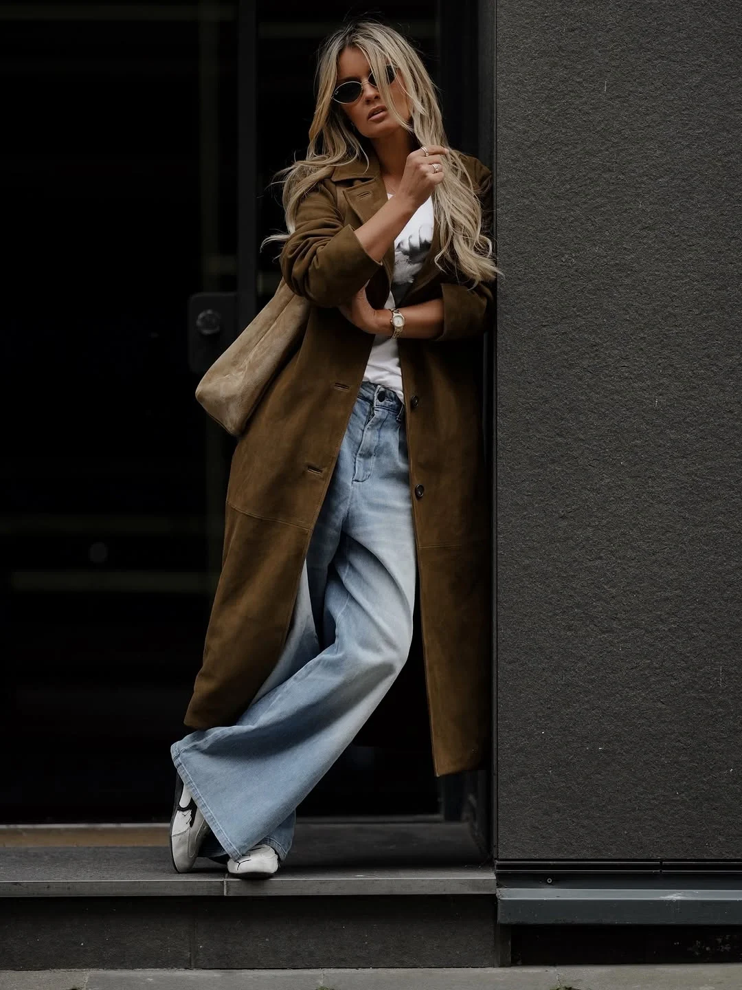 autumn casual work outfits for women 2026 Wide-Leg Denim and a Suede Coat Create Everyday Elegance