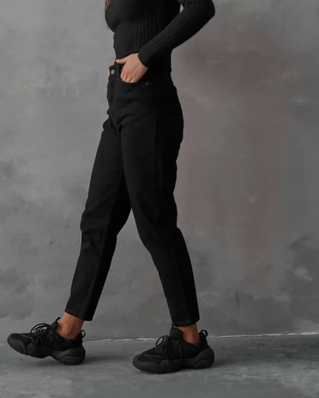 comfy mom outfits fall aesthetic 2026 Minimal Black Basics for Busy Fall Days