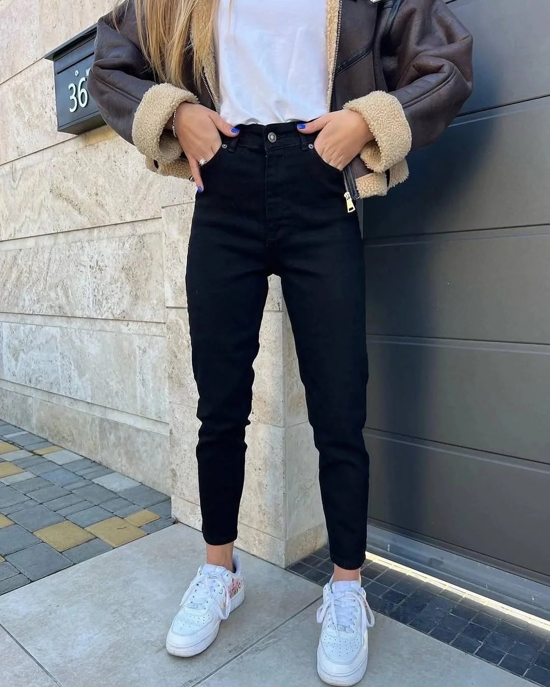 comfy mom outfits fall aesthetic 2026 Black Mom Jeans That Instantly Elevate Everyday Basics