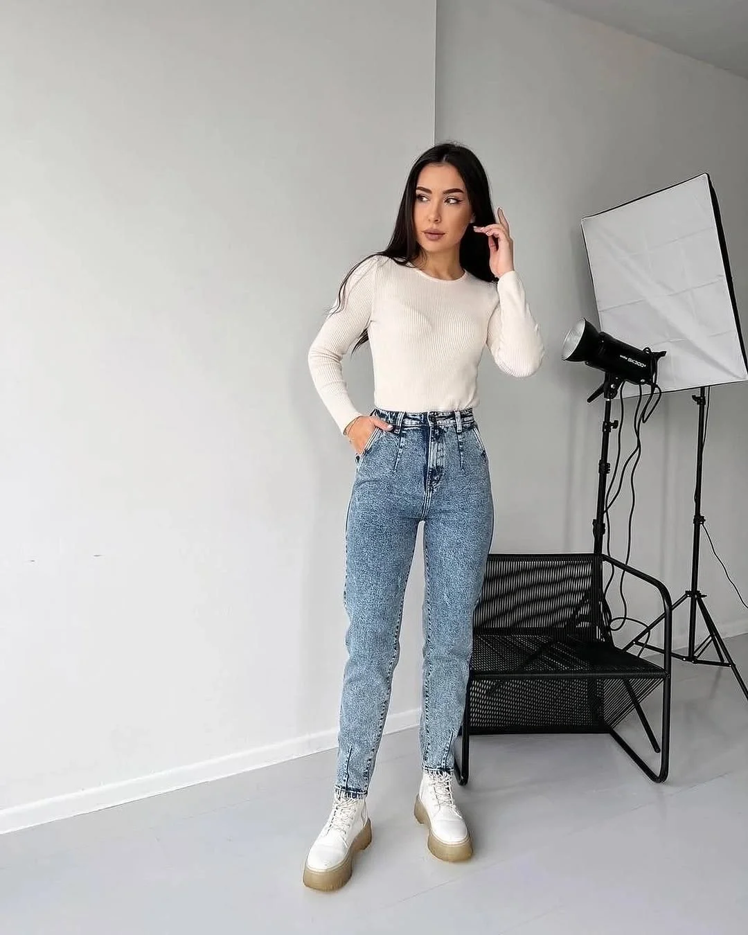 comfy mom outfits fall aesthetic 2026 Light Wash Denim and Combat Boots for Relaxed Autumn Days