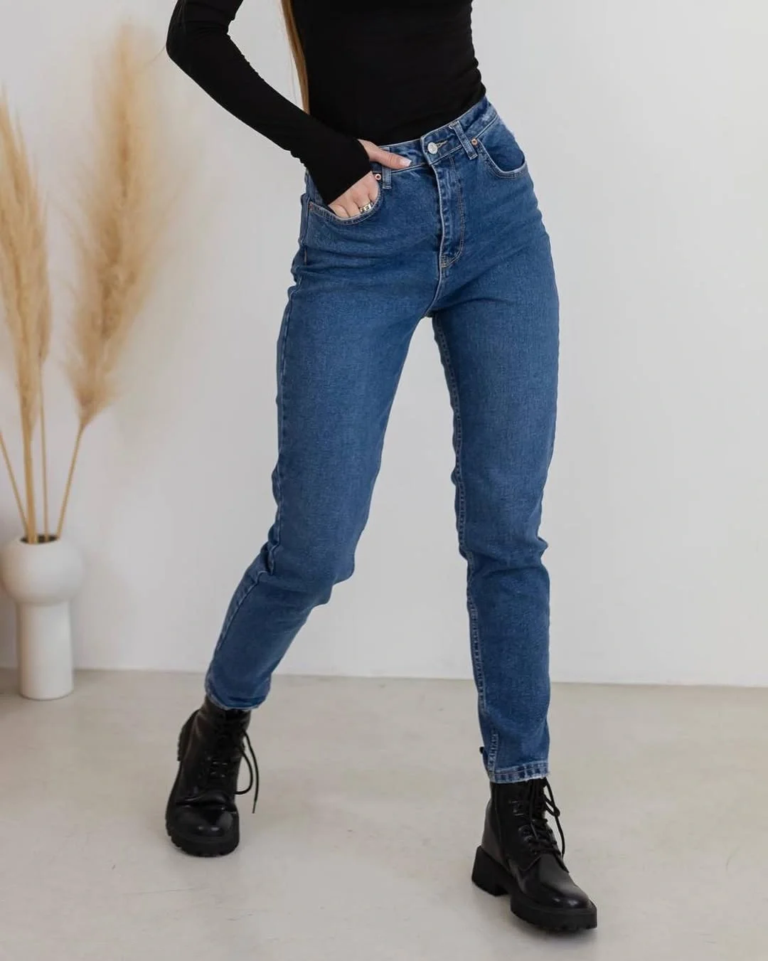 comfy mom outfits fall aesthetic 2026 Classic Blue Mom Jeans That Never Go Out of Style
