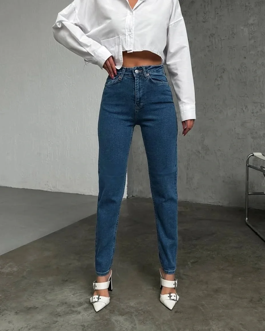 comfy mom outfits fall aesthetic 2026 Classic Blue Jeans with Elevated Simplicity