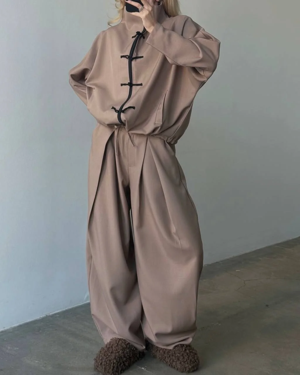 modern cozy chic fall outfits for 2026 Soft Neutral Volume Inspired by Modern Global Style