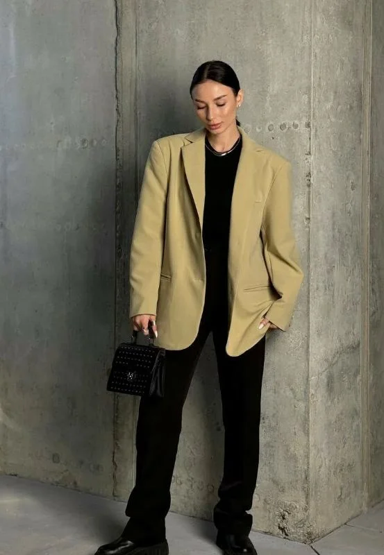 modern fall fashion aesthetic 2026 Quiet Luxury Through Neutral Tailoring