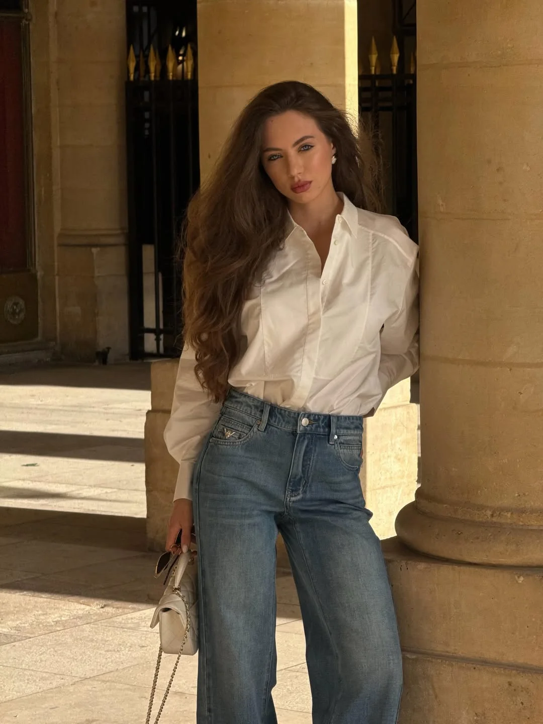 must have fall outfits 2026 The White Shirt and Relaxed Jeans Combination That Never Misses