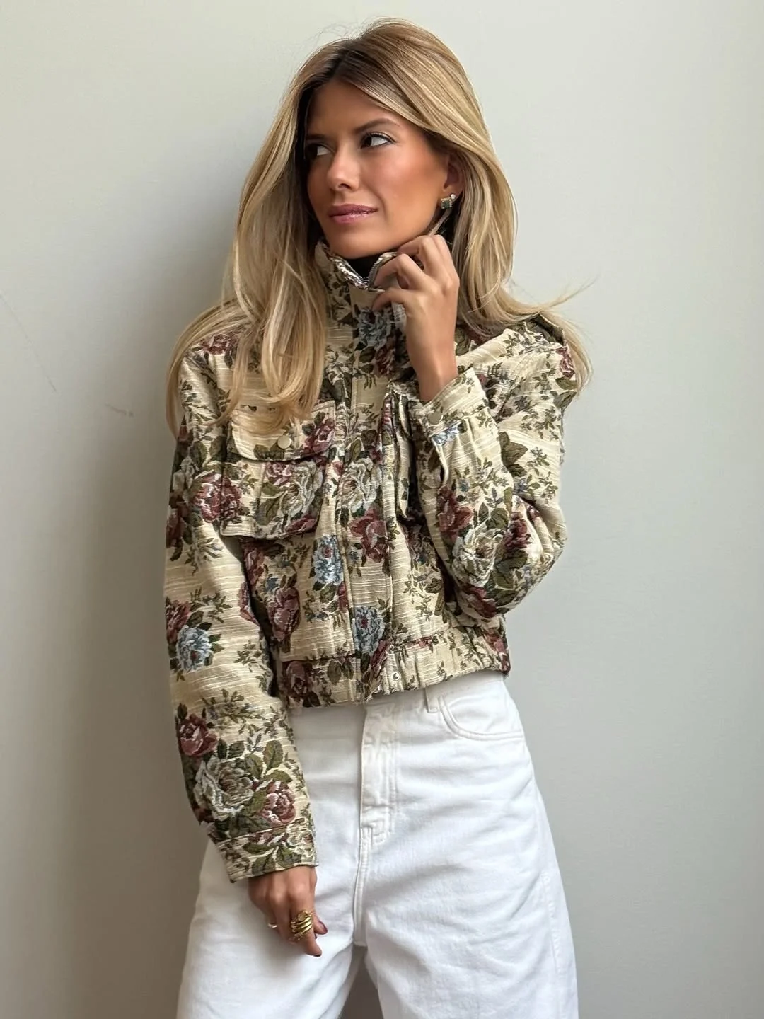 nice fall outfits for dinner 2026 Romantic Florals And White Denim For Casual Dinner Dates