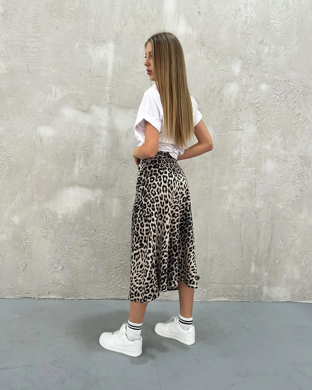 stylish fall skirt and sneakers outfits 2026 Leopard Print Midi Skirt With Classic White Sneakers