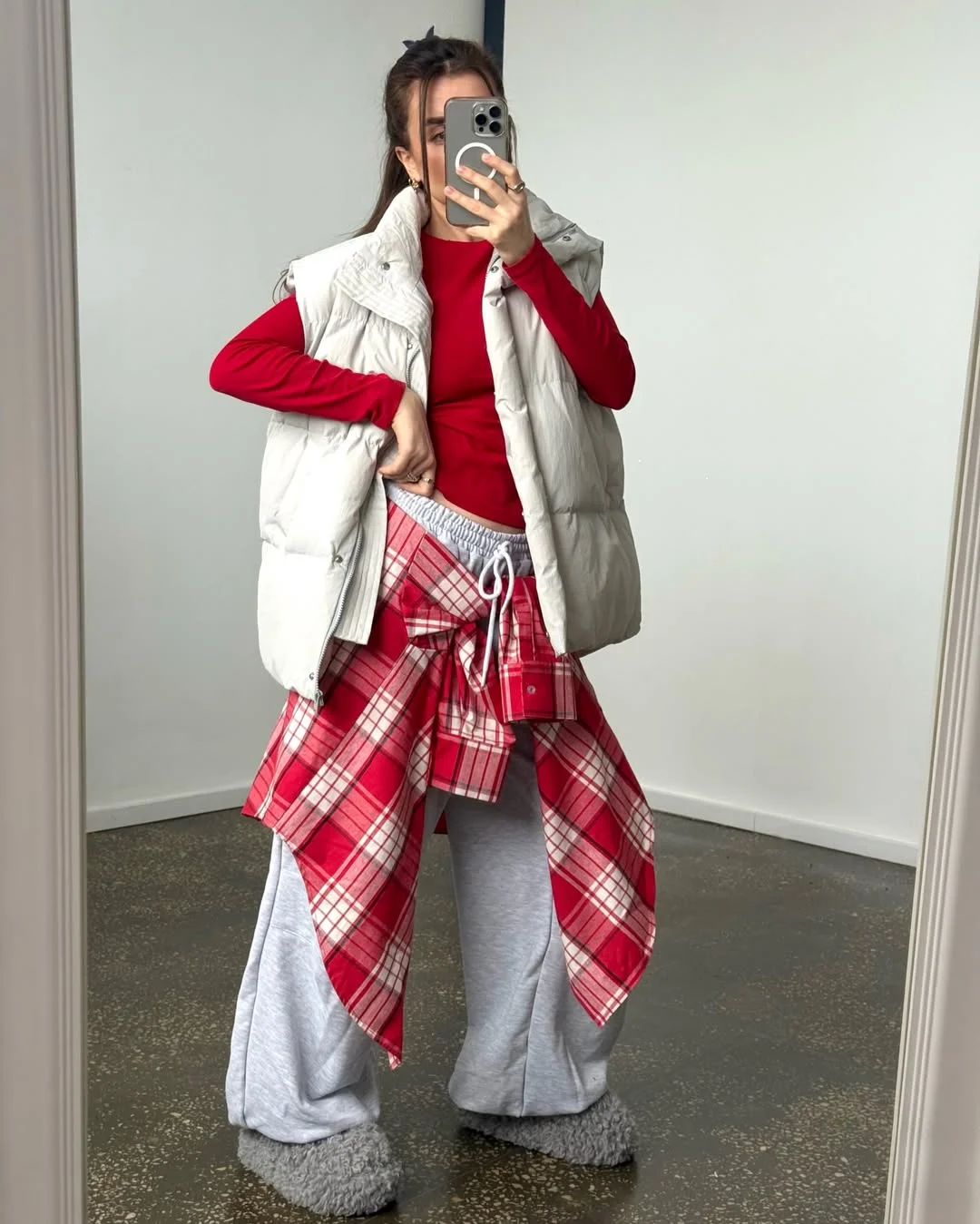 stylish fall vest outfits for women 2026 Relaxed Weekend Comfort With A Cream Quilted Vest