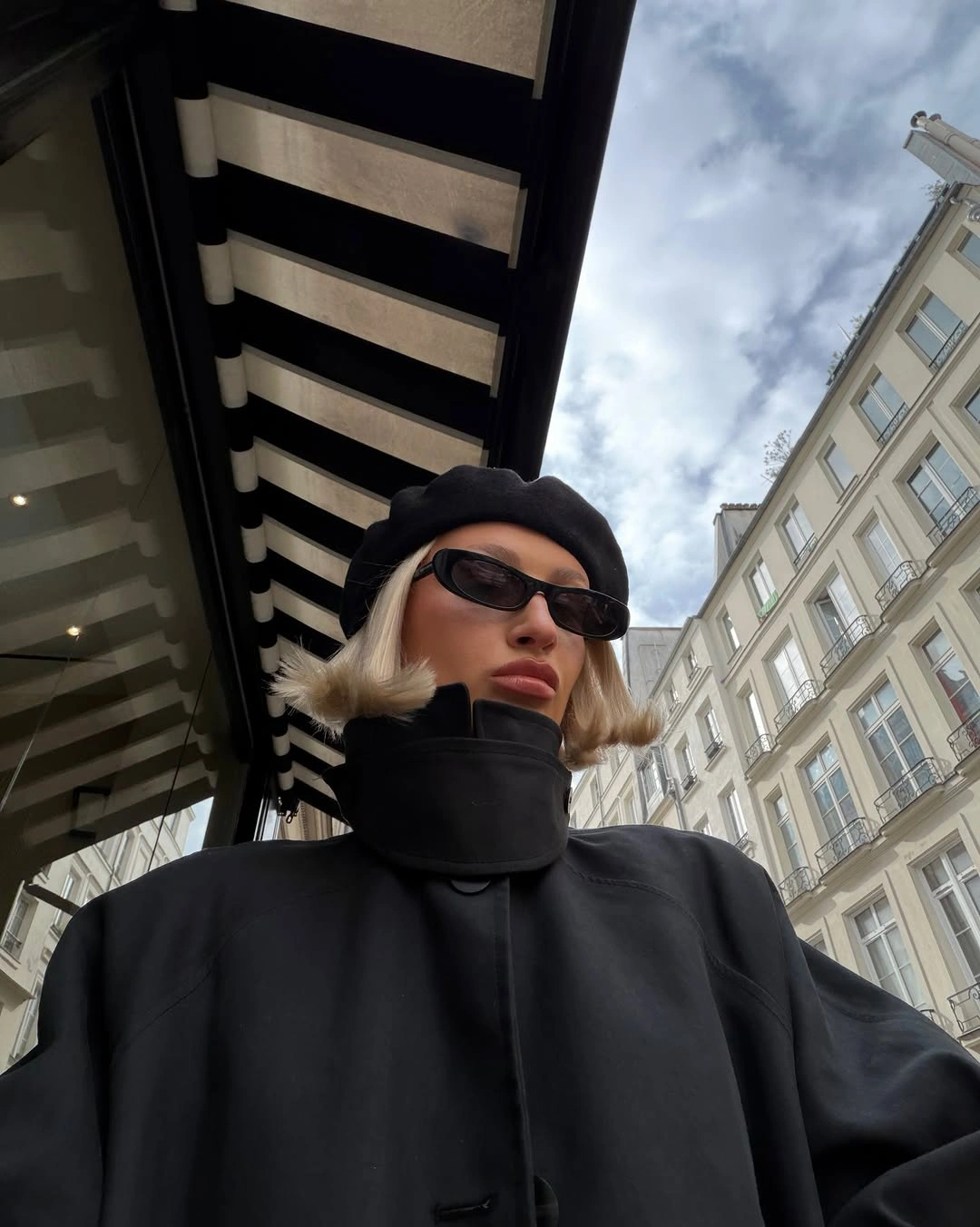 beret fall outfit 2026 Minimal Black Beret for a Modern City Look