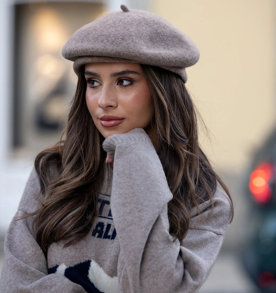 beret fall outfit 2026 Relaxed Knitwear and a Grey Beret Never Go Out of Style