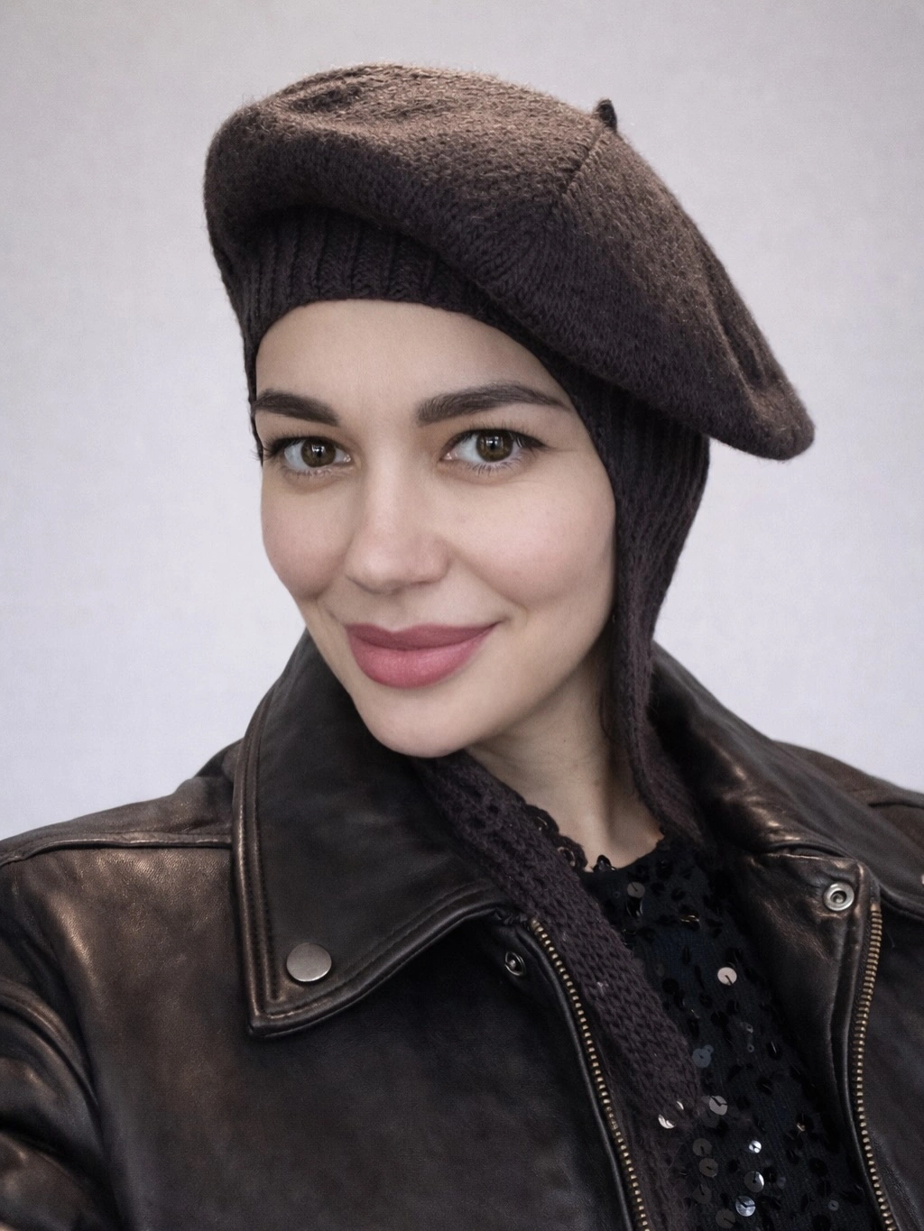 beret fall outfit 2026 Leather and Knit Layers Give the Beret a Contemporary Twist