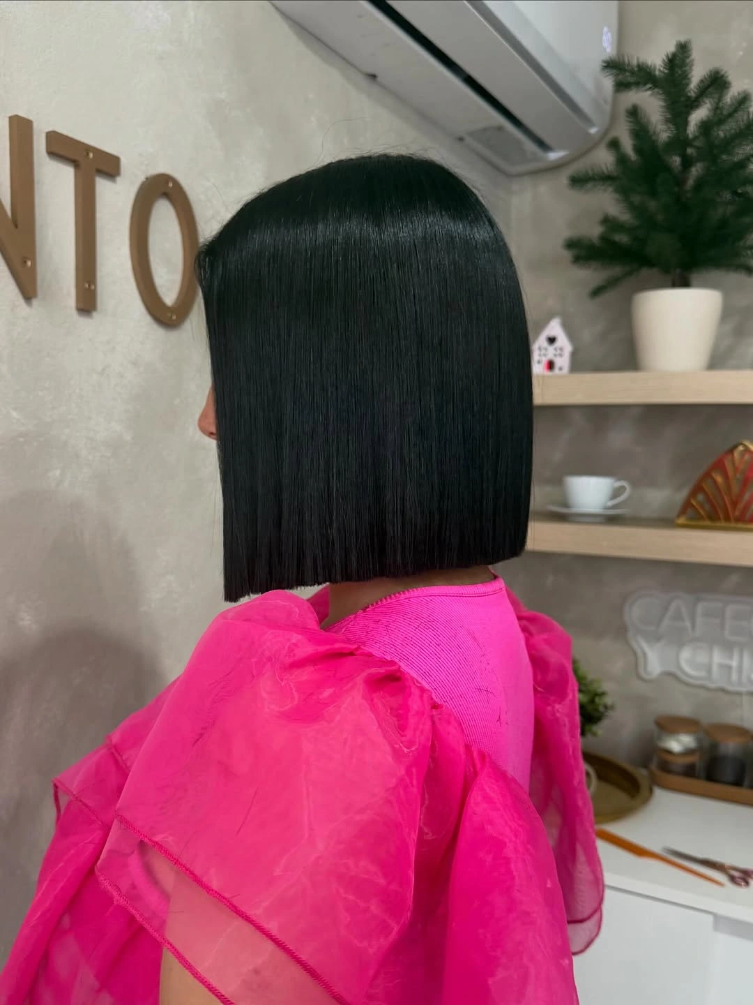 chic short bobbed hairstyle Glass-Finish Precision That Never Goes Out of Style