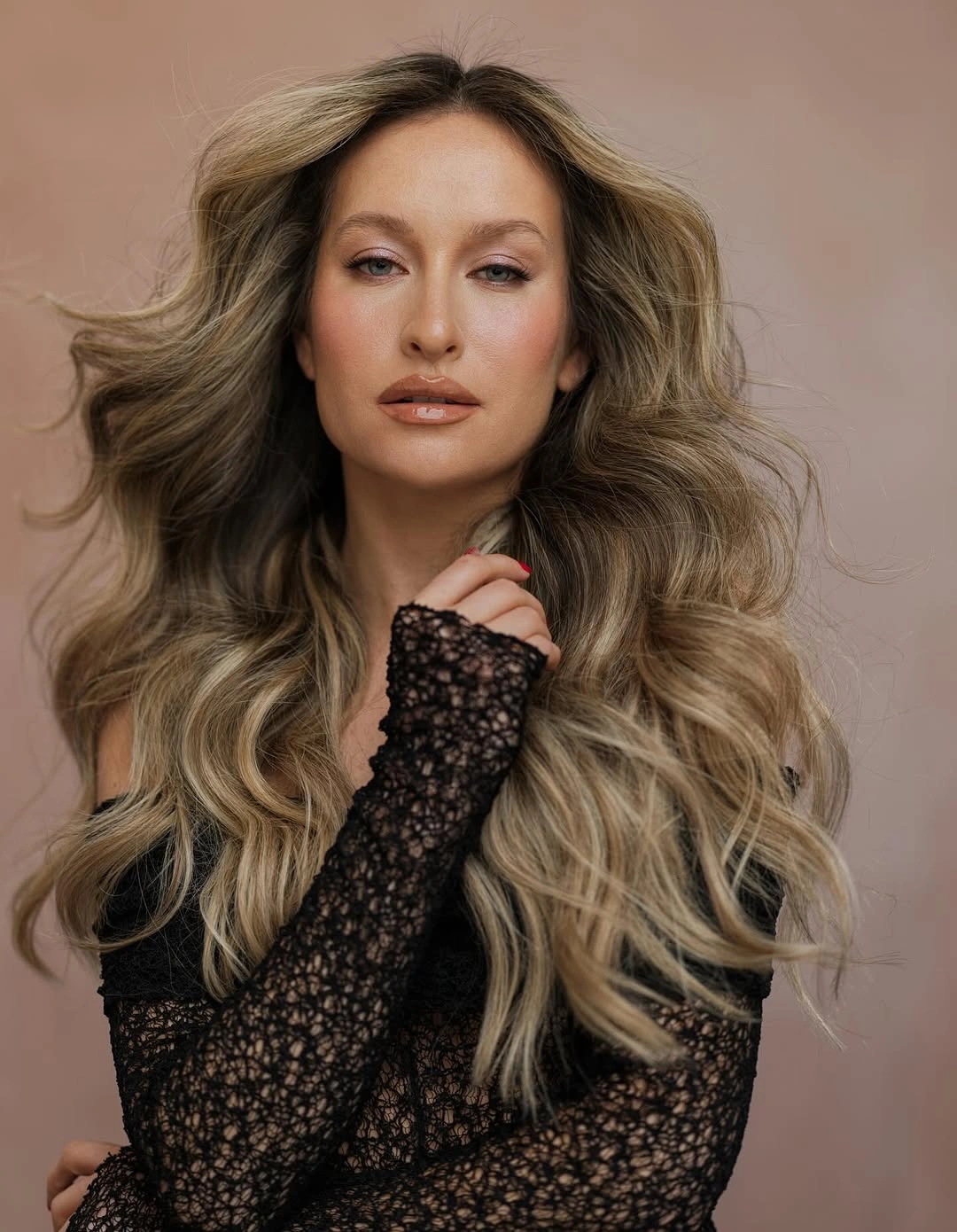 fall blonde hair colour 2026 Smoky Beige Waves with Effortless Volume