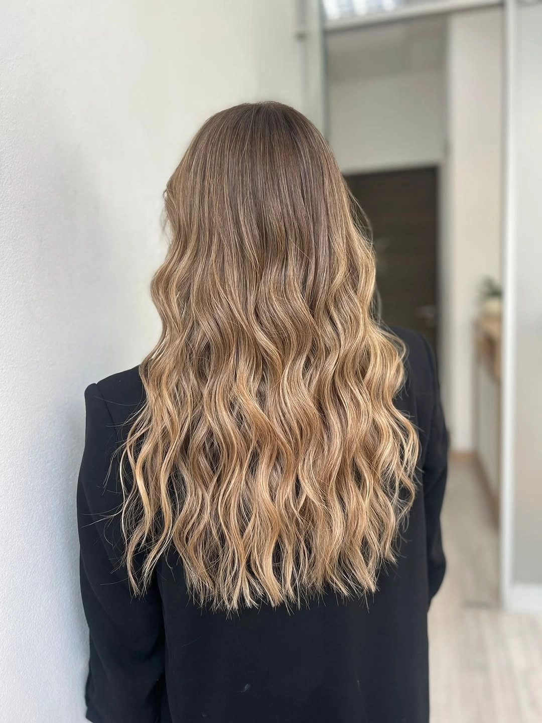 modern babylights hair ideas Honey Beige Waves With Soft Natural Contrast