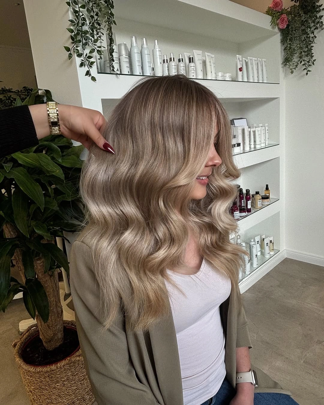 modern babylights hair ideas Champagne Blonde Babylights With Glossy Volume