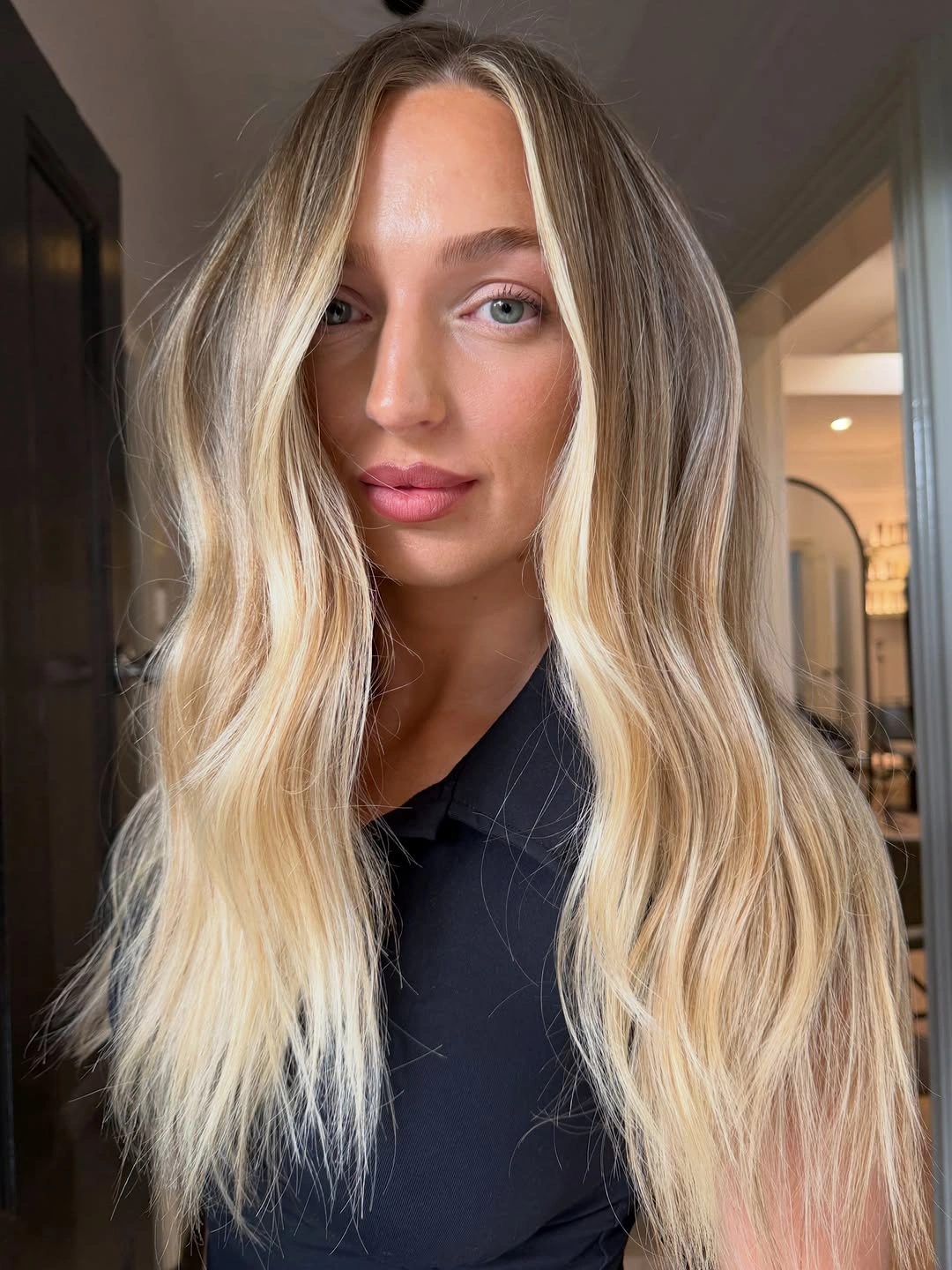 natural heatless curls hairstyle Minimalist Blonde Waves with Face-Framing Brightness