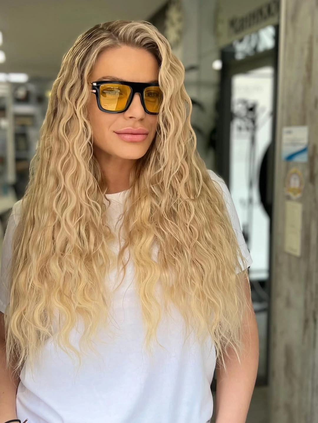 natural heatless curls hairstyle Relaxed Beach Texture with Natural Volume