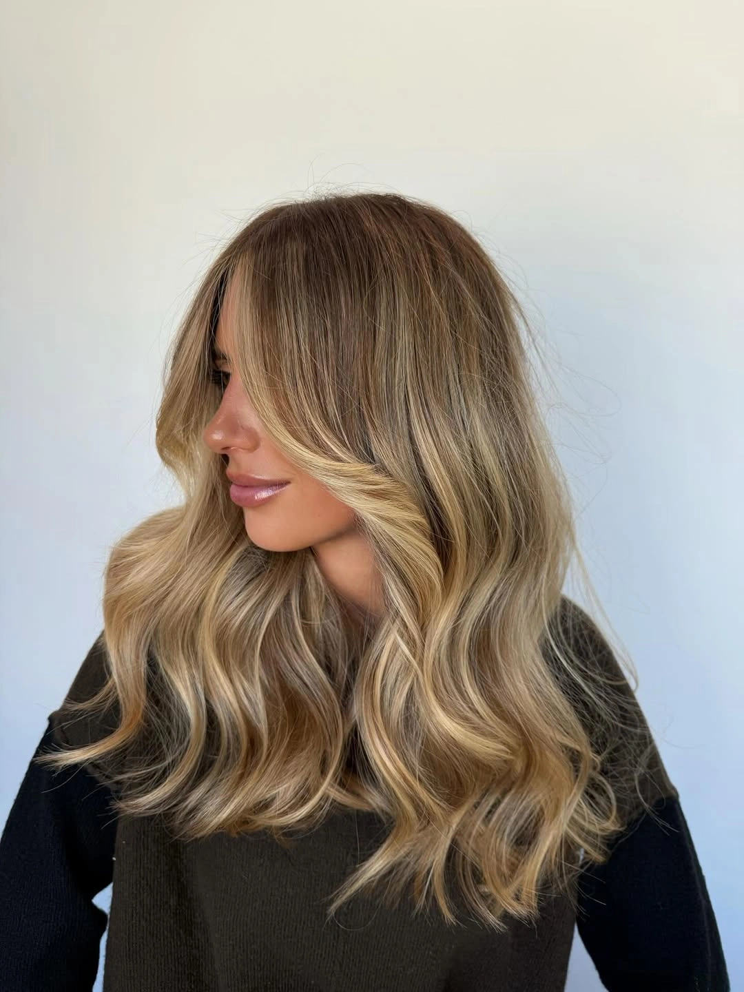 stylish hair lowlights: color ideas and inspiration Golden Beige Blend With Romantic Waves