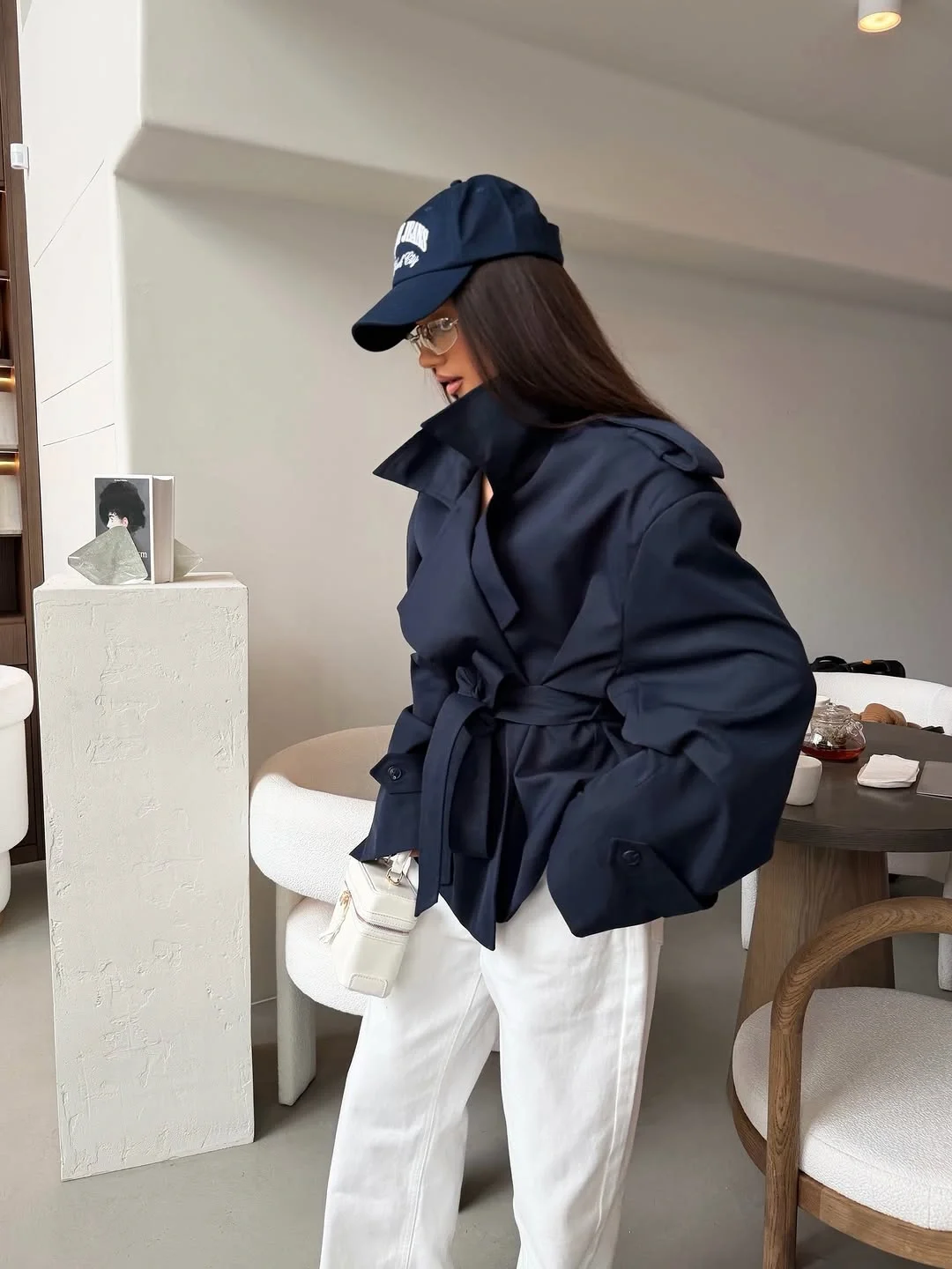 Trench coat fall outfits 2026 Navy Trench With Crisp White Denim
