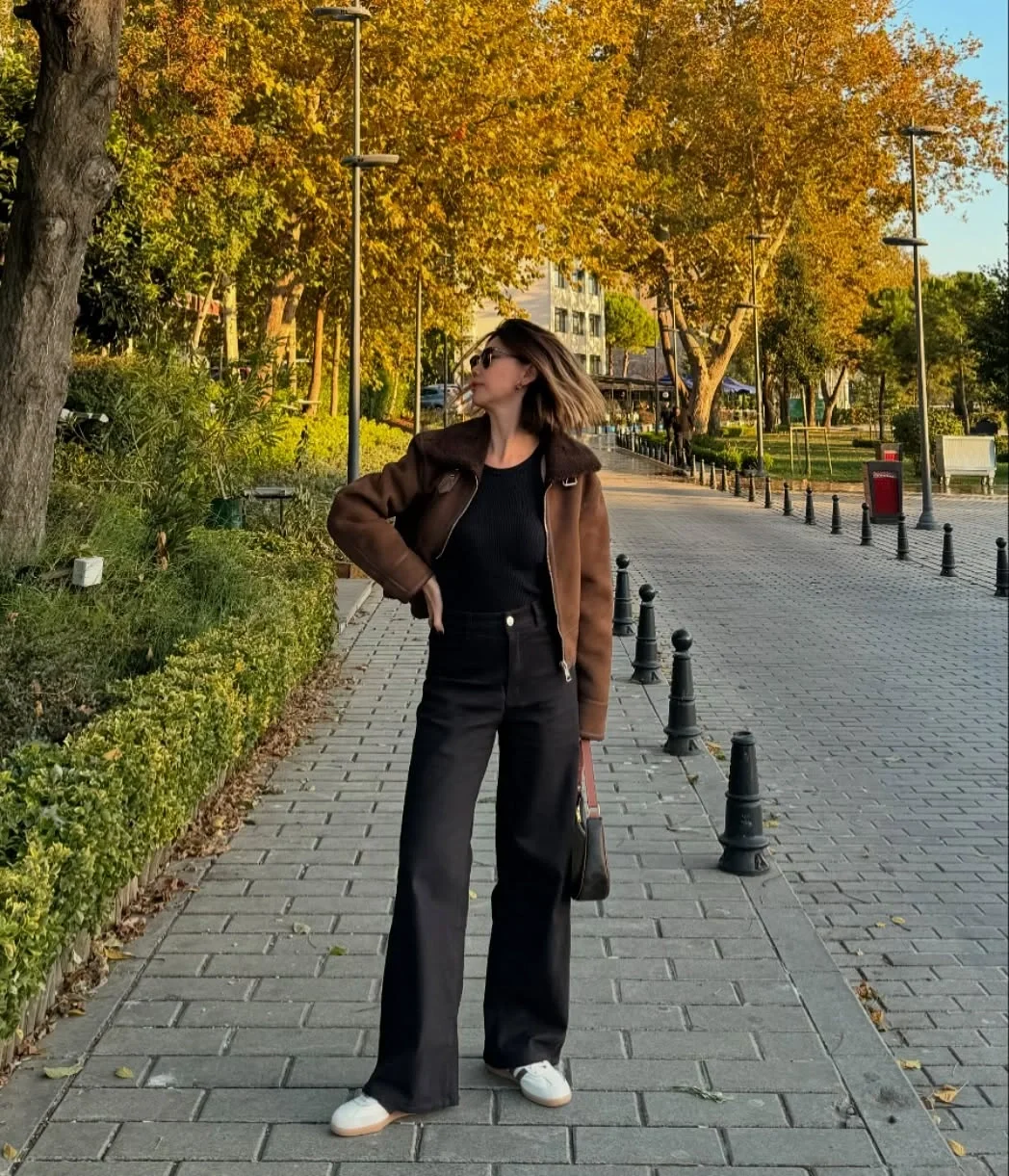 wide leg jeans outfit fall 2026 Dark Denim Creates a Sleek Autumn Look
