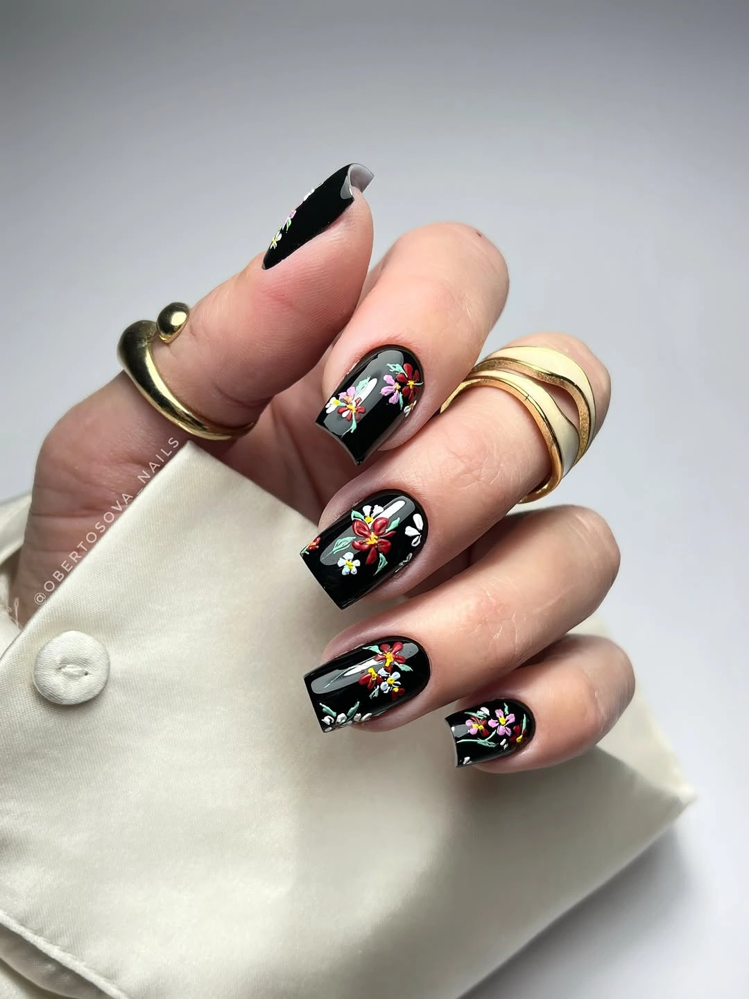 chic fall nails for fair skin tone black floral manicure