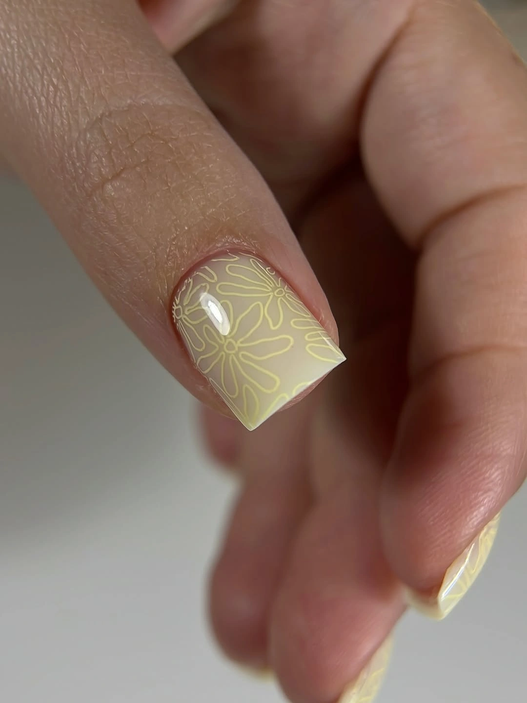 chic fall nails for medium skin tone Butter Yellow Floral Line Art for an Elegant Autumn Transition