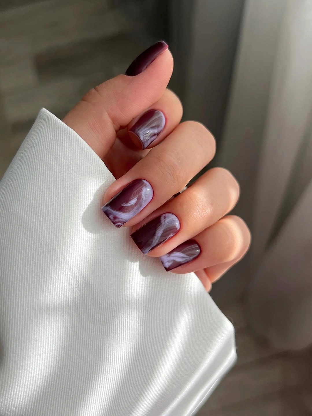 chic fall nails for medium skin tone Burgundy Marble Short Nails