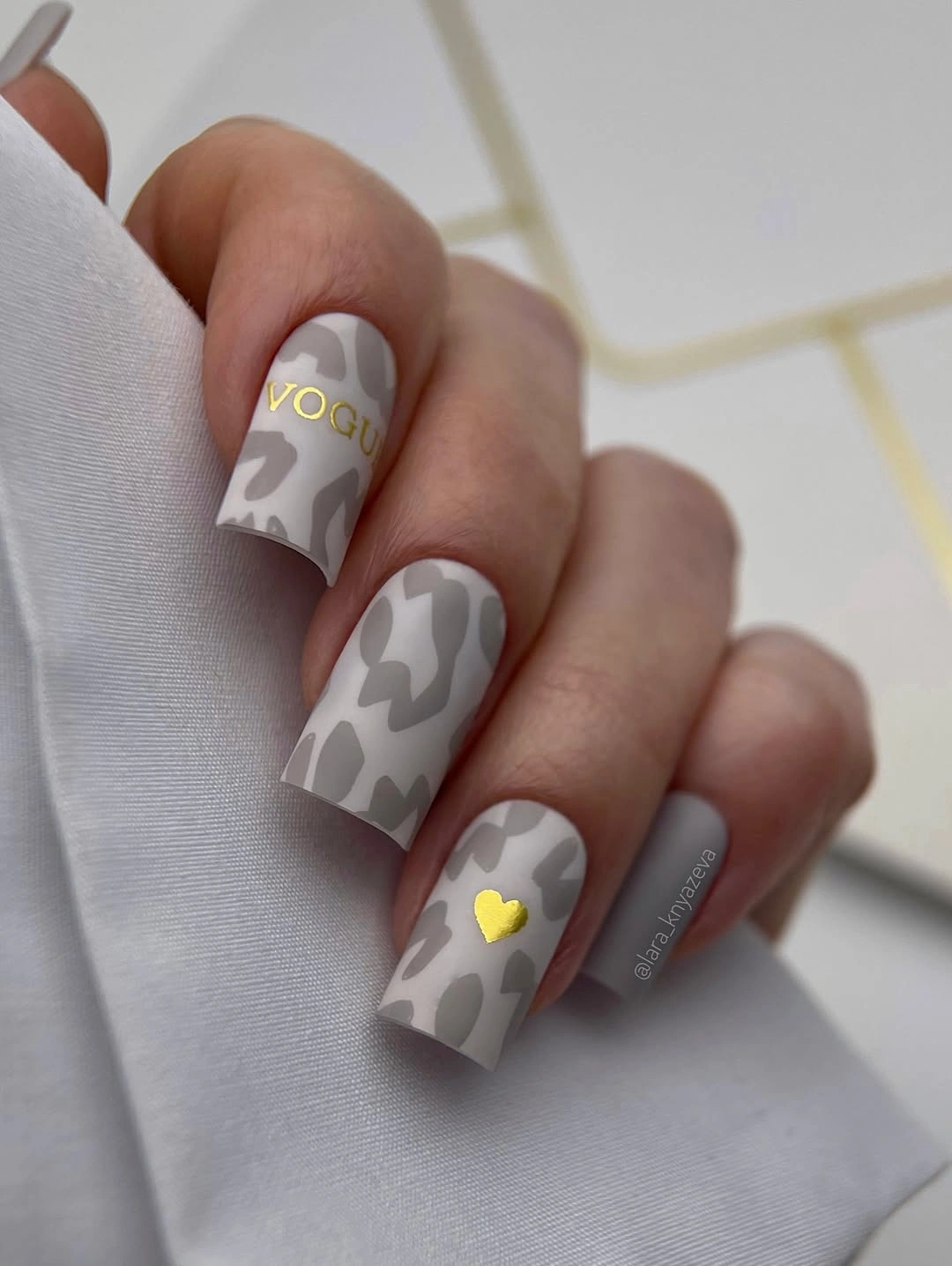 chic fall nails for medium skin tone Soft Gray Graphic Square Nails