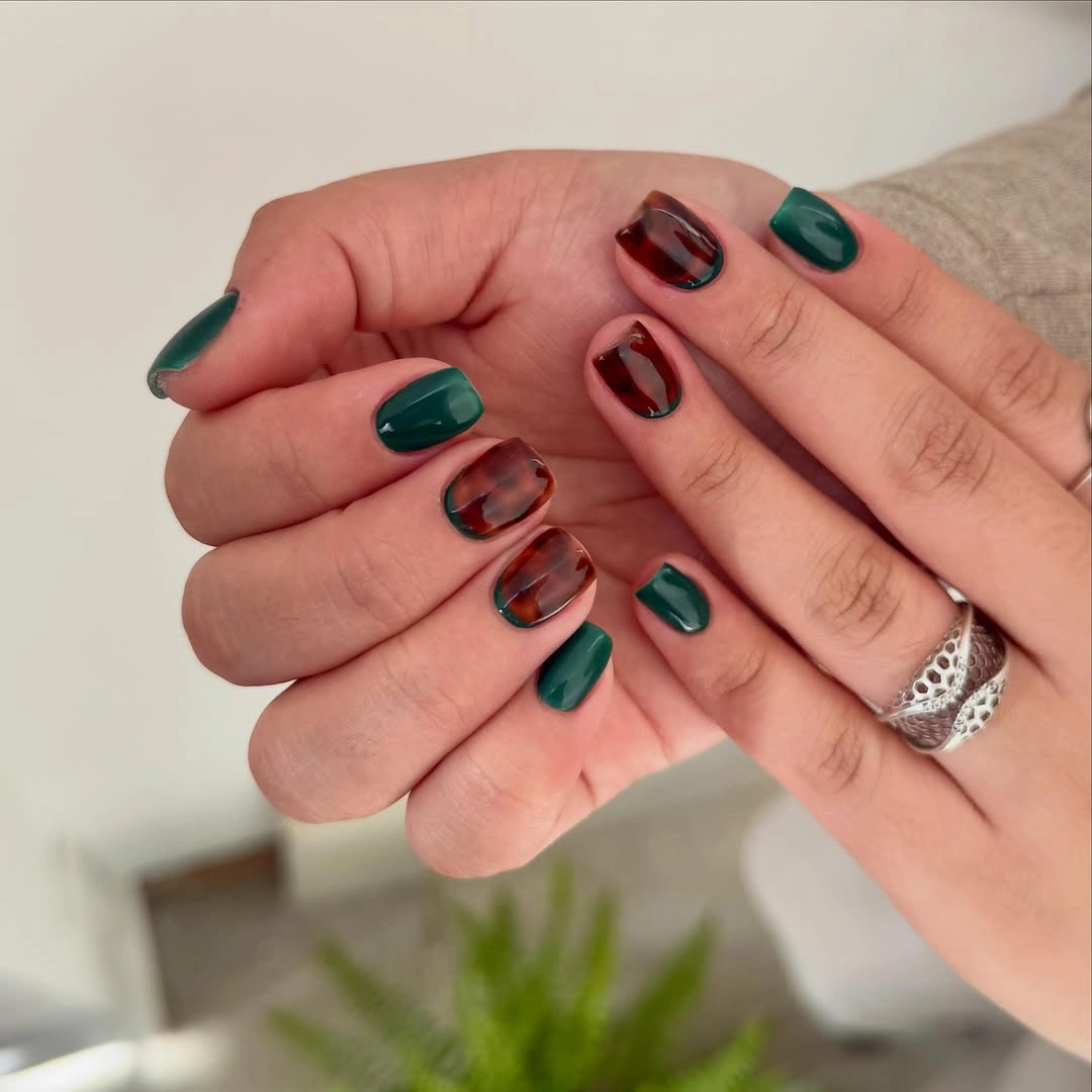 creative fall manicure ideas 2026 Deep Forest Green With Tortoiseshell Accents