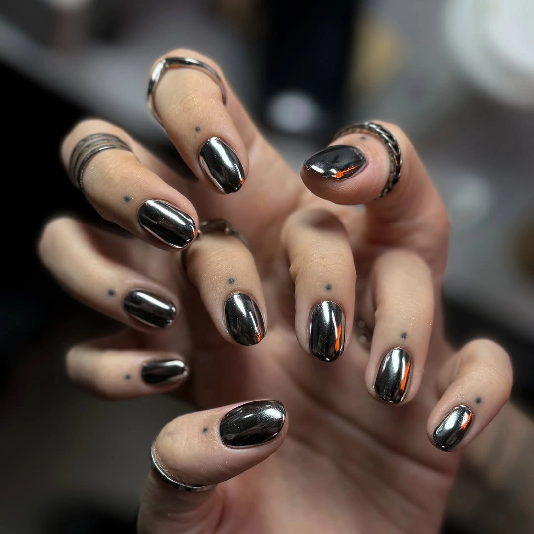 cute simple fall short nails Reflective Chrome On Short Oval Nails
